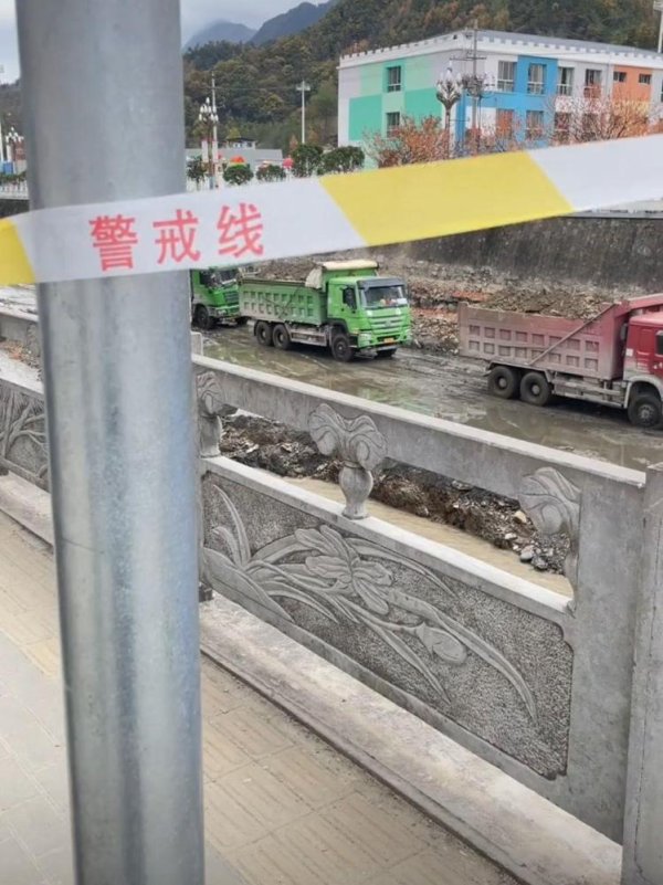 云操盘 甘肃康县一河道现市民淘金潮，附近商家：目前已拉起警戒线，官方称已无人淘金